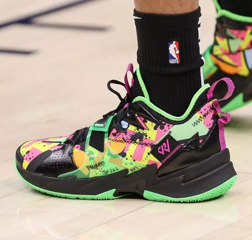nba杰伦布朗上脚球鞋,nba球星上脚布朗尼1代