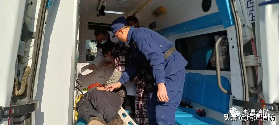 老人街头晕倒众人举动好暖心,民警救助晕倒老人小小举动暖人心