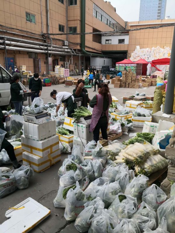 五大超市全员投入,“十元蔬菜包”迅速进社区,优先送入孤寡老人家中