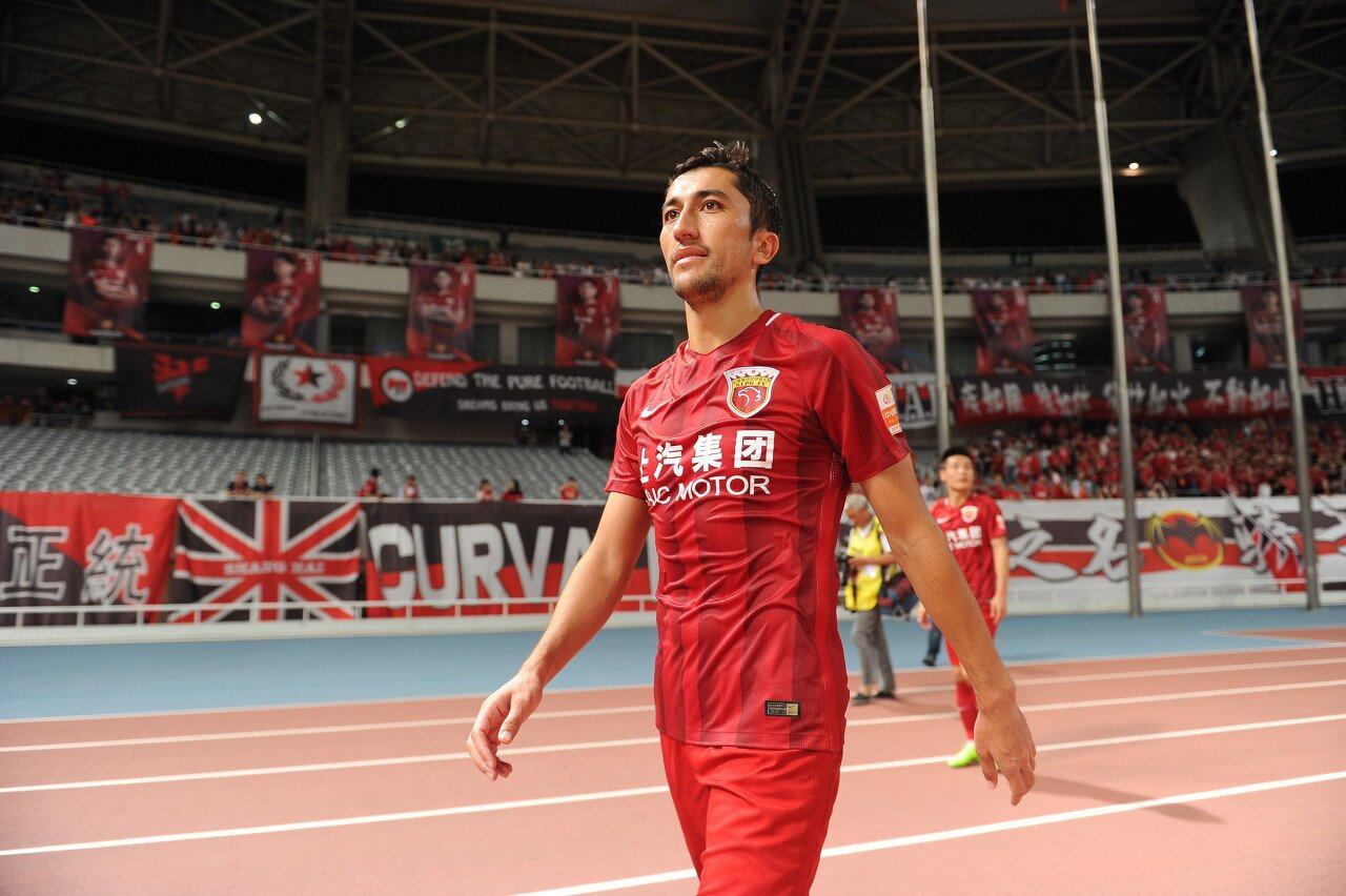 已被中超同化？艾哈完美弧线扮演关键先生，他一遇国足就脚软