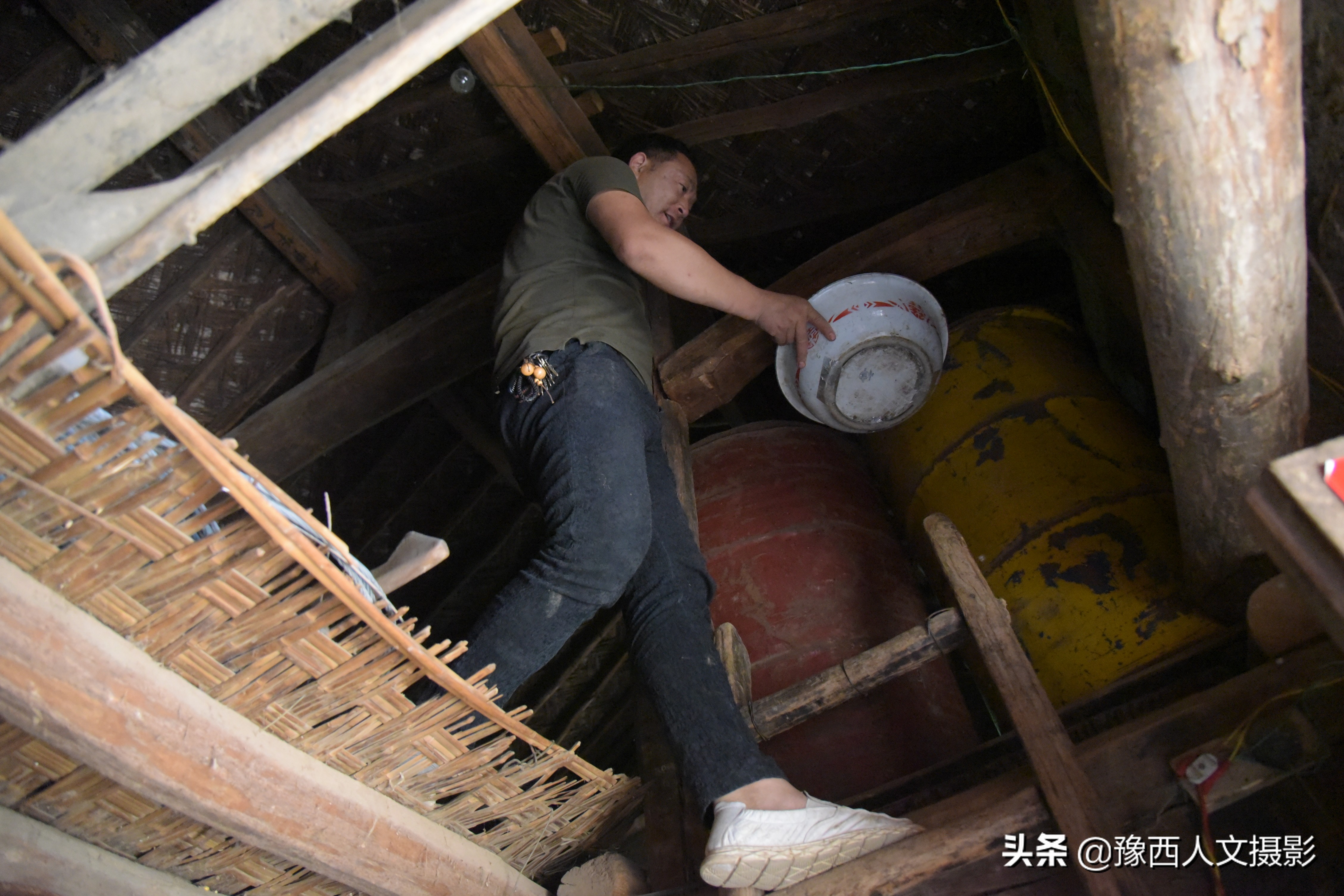 山里父亲10年前为儿子打算,藏一囤小麦两桶黄豆,娶媳妇却没用上