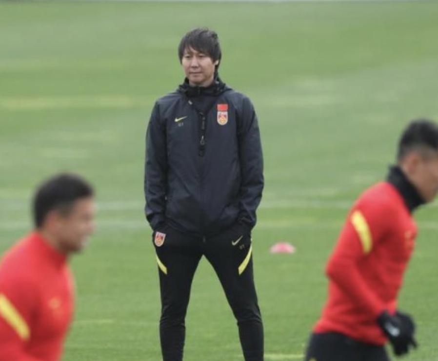 陈戌源说话有用！记者透露李铁罕见一幕：他在训练课前灿烂的笑了