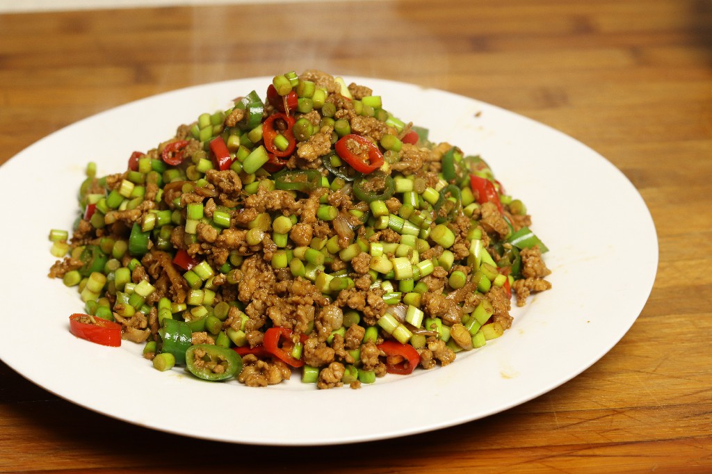 做蒜苔炒肉千万不要把蒜苔焯水,腊肉炒蒜苔蒜苔到底要不要焯水