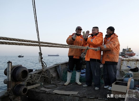 渔民直播卖梭子蟹,67岁老渔民直播