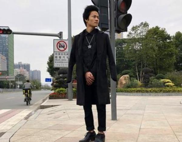 广东小伙罗福兴：11岁创办“杀马特家族”，拒绝富婆追求后怎样