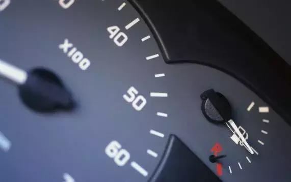 车子借给朋友开竟然发生这种事,网友把钱借给朋友