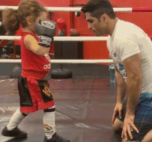 拥有6块腹肌的5岁孩子，人送外号“小泰山”！成年人都要跪了……