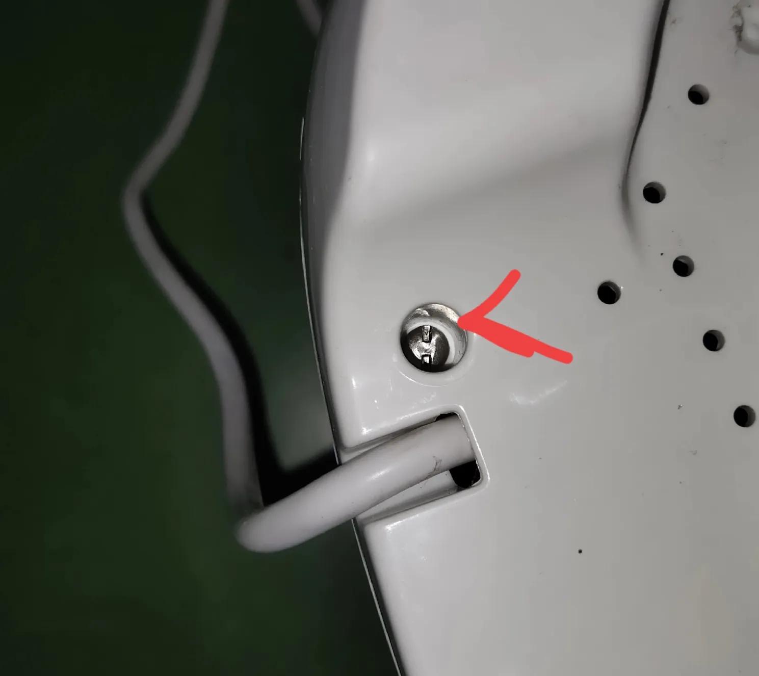 烤面包机压下去通电就跳闸,面包机一烘烤就跳闸维修