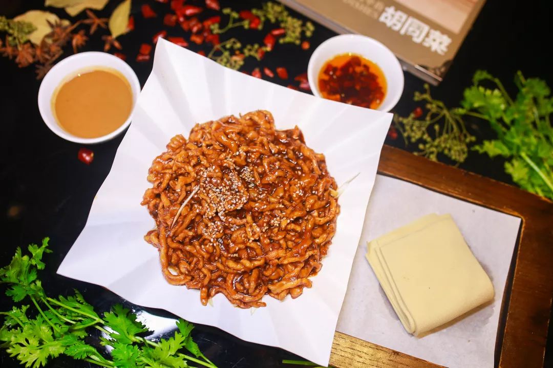 青岛这家餐厅藏着一个老北京，北京烤鸭，京六件、炖吊子都能吃到