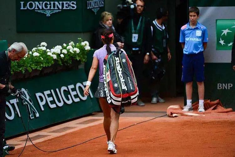 1055块球拍、百余万价值，同样摔拍为何他被称霸道总裁？