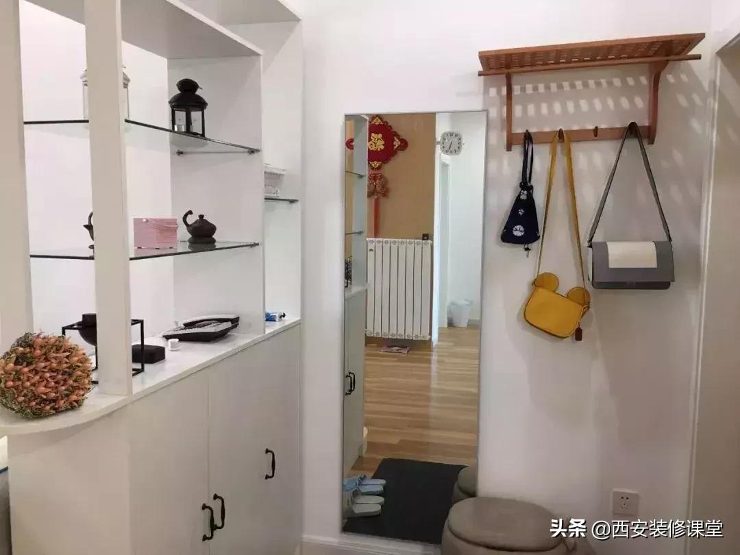 进门鞋柜设计右侧是餐厅隔断,红木鞋柜屏风隔断一体效果图