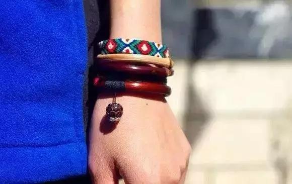 山上砍的木头做架子,山上藤条编织