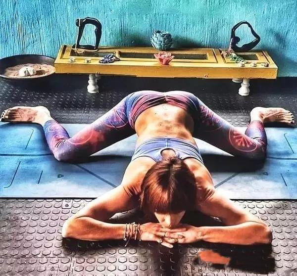 光靠青蛙趴能练出横叉来吗,横叉青蛙趴训练目的