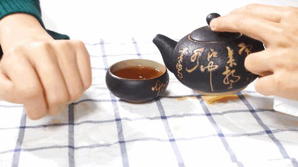 别人倒茶要敲两下还是三下,别人给倒茶为什么要敲桌子几下