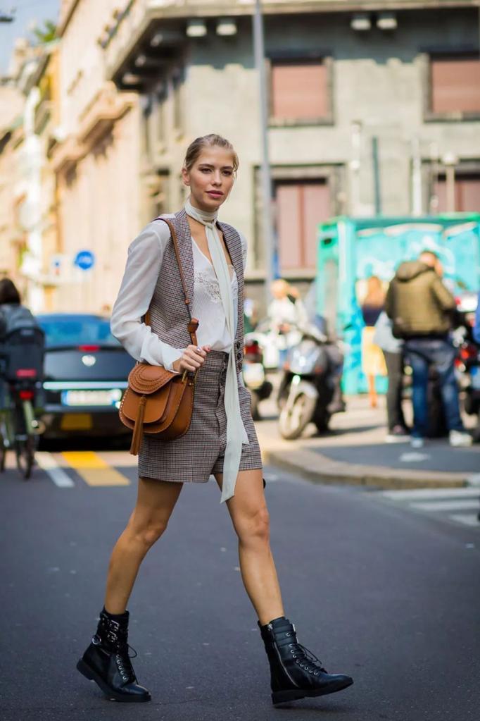 丝巾春天的系法大全慢动作,春天戴丝巾旅行穿搭