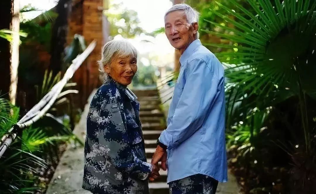 退休女军人为家乡捐钱,离休干部捐160万