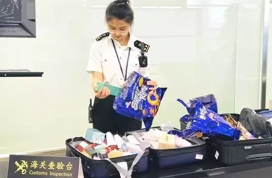 一下飞机行李就被打封条上锁?国内海关新操作:严查这类行李