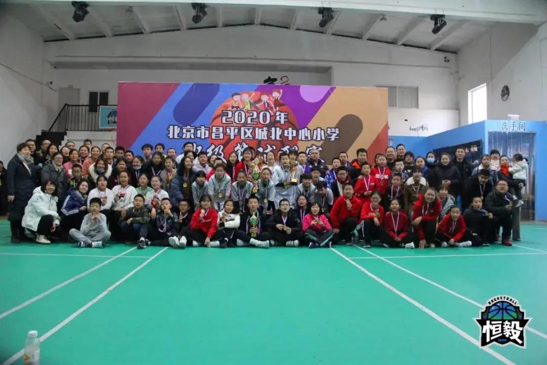 寒冷的冬夜挡不住奔跑脚步,寒冷挡不住小朋友的运动热情