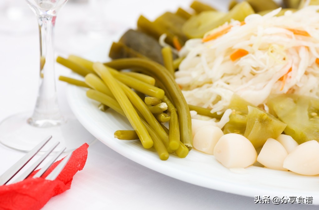 四川泡菜最正宗老坛的做法,川菜之魂传统老坛泡菜的制作方法