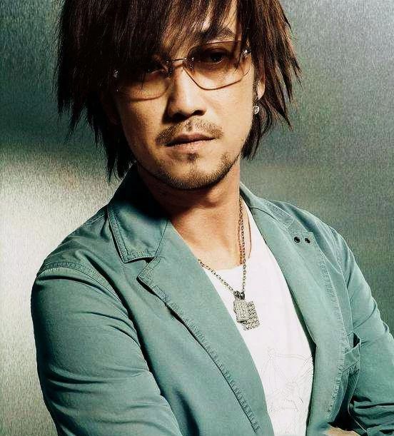 周传雄是值得尊重的乐坛前辈吗,周传雄隐退10年有收入吗