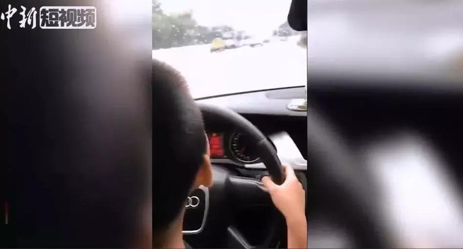 7岁小孩开奥迪上路,17岁男孩开奥迪