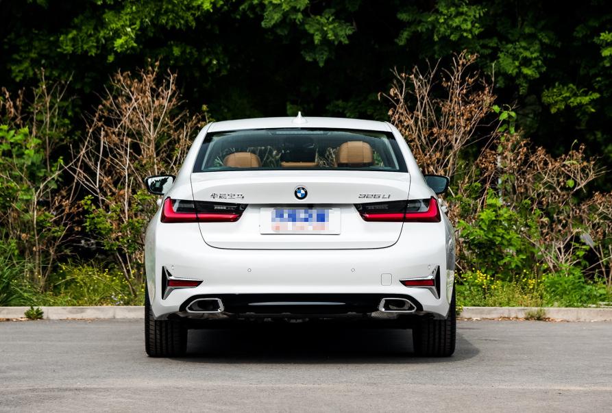 3系宝马和奥迪a4l哪个更值得选,试驾宝马3系二手车