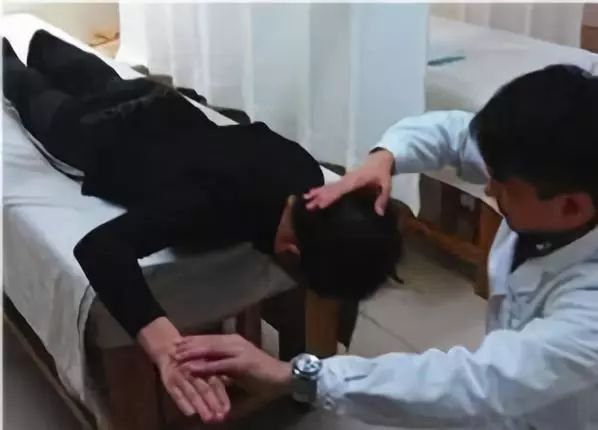 颈椎脖子咔咔的响是什么原因,脖子咔咔响经常落枕