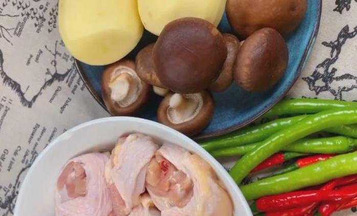 香菇青椒炒鸡腿肉的做法,青椒五花肉炒鸡肉家常做法