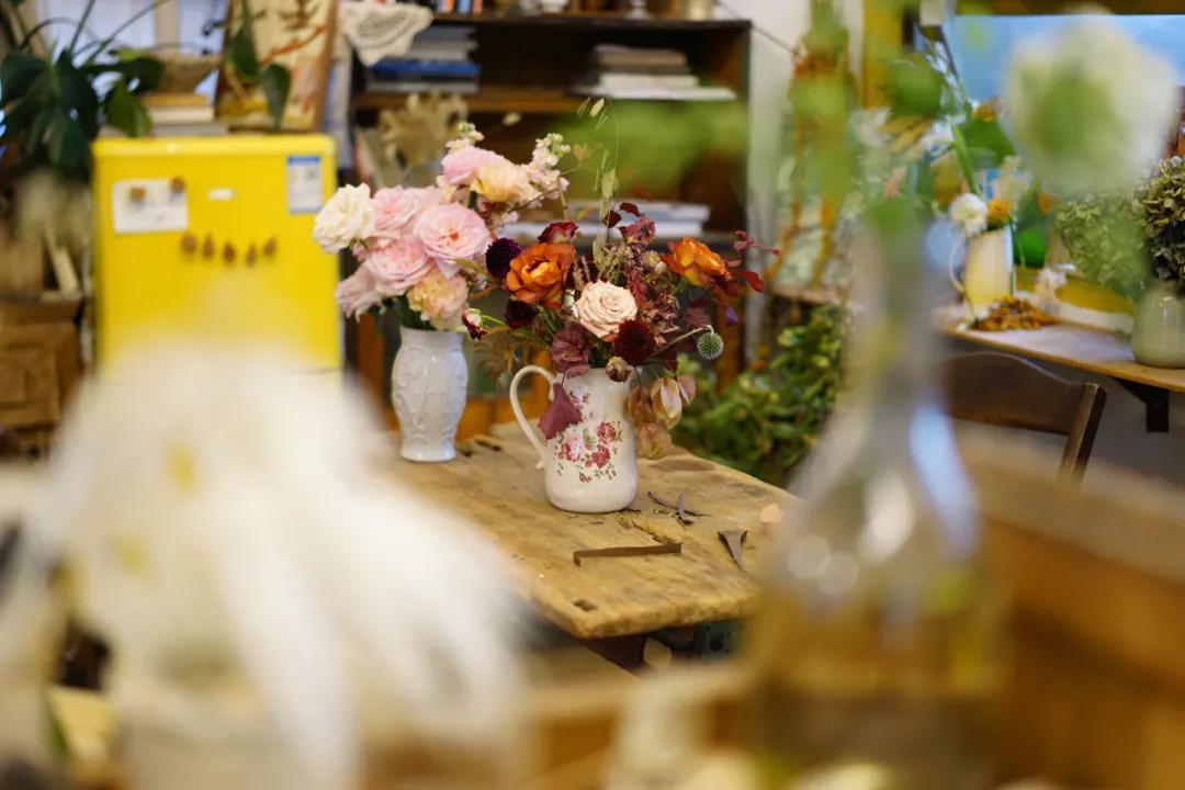 成都两个小姑娘开的老房子花艺杂货铺，外地游客不远千里专程打卡