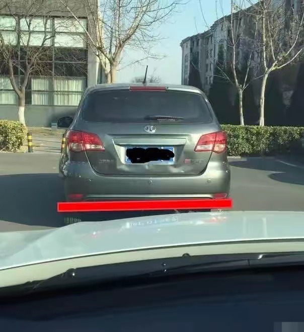 开车看不全车头怎么判断左右距离,开车时看不见车头如何判断距离