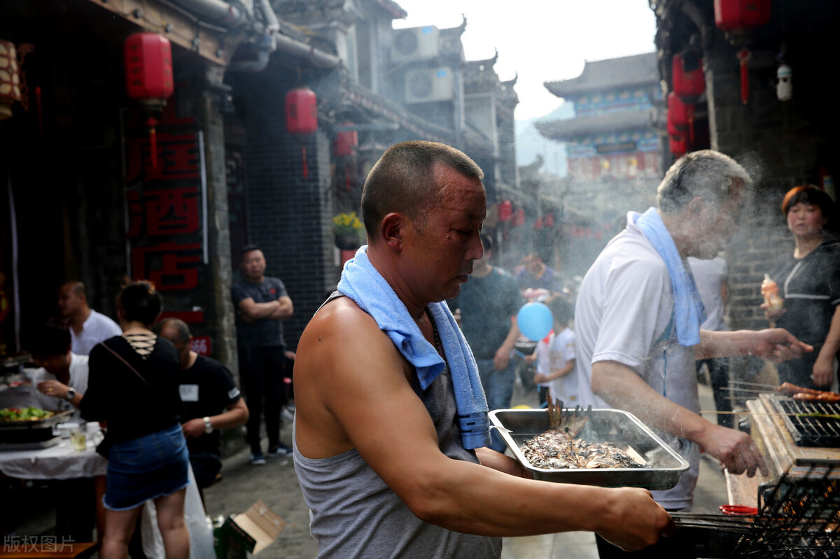 万州李老板开烤鱼店,“烤鱼免费不要钱”,一年盈利115万