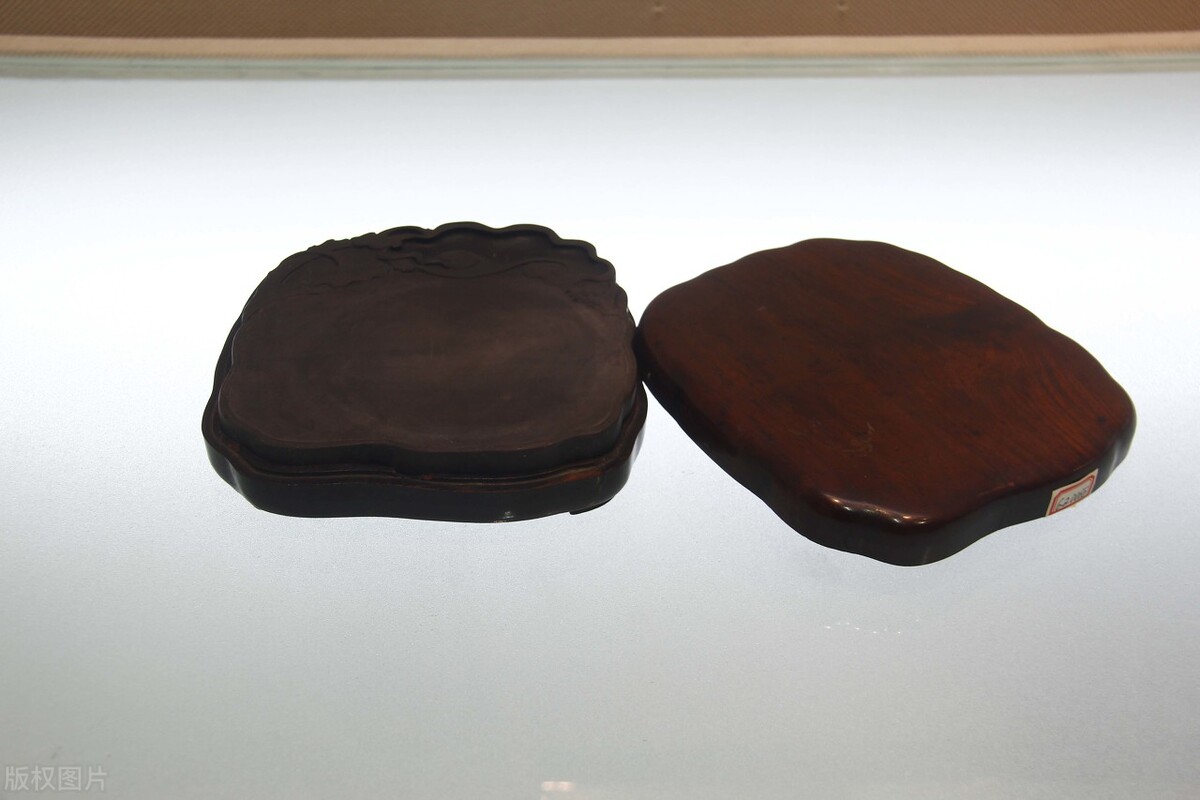 我给学书法的孩子们讲课,第一堂课先给每个人发一块煤、一爿瓦片