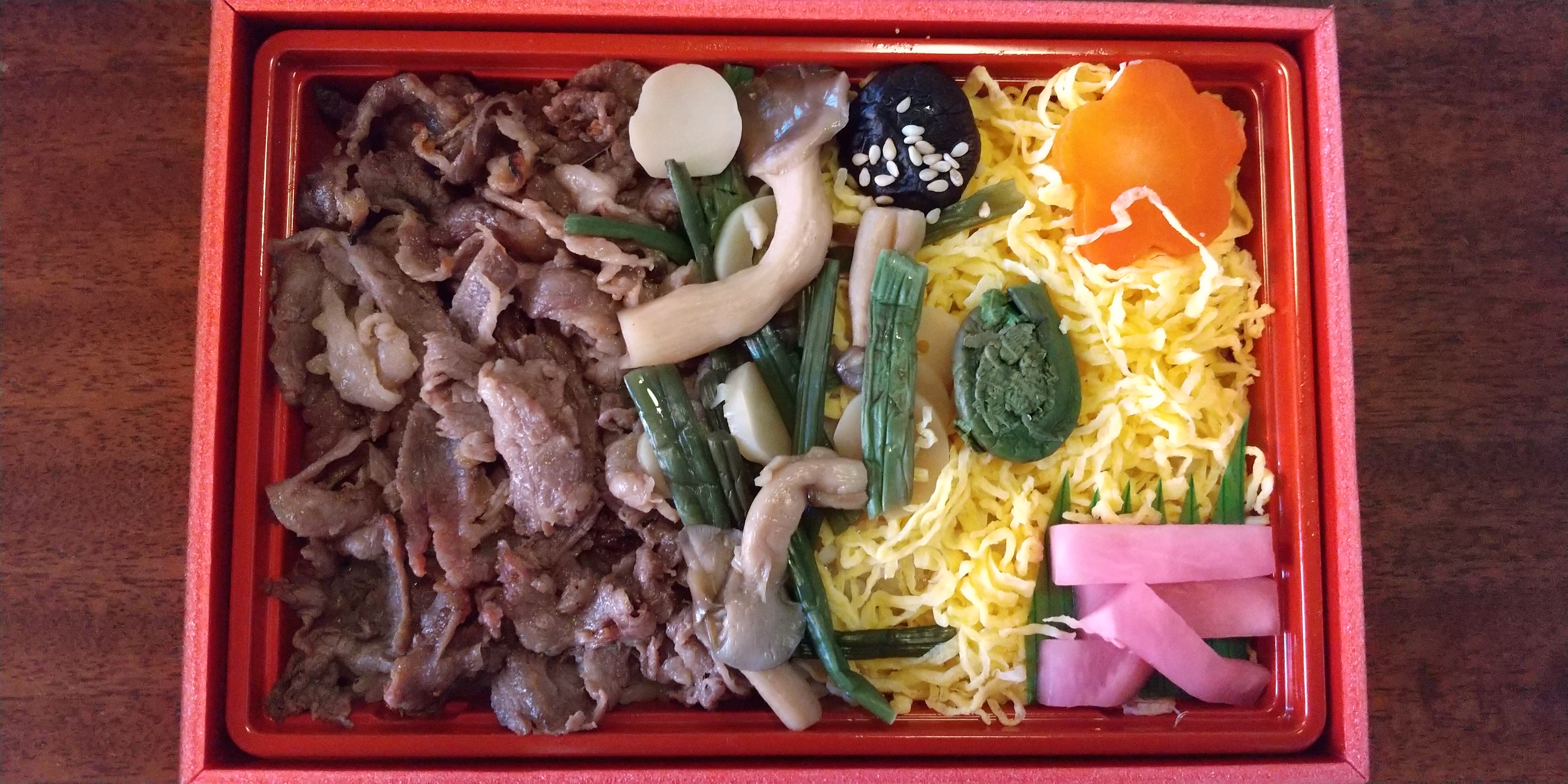 拜访山梨县的纪念品店,购买铁路便当。