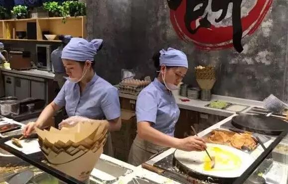 传统煎饼大概做法,山东特色煎饼的制作过程