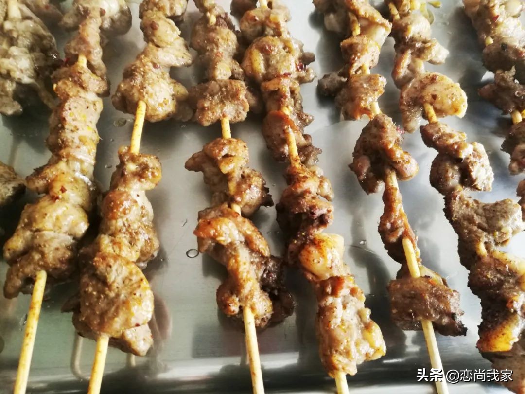快过年了给家人做什么手工,在家烤羊肉串怎么做没有膻味儿