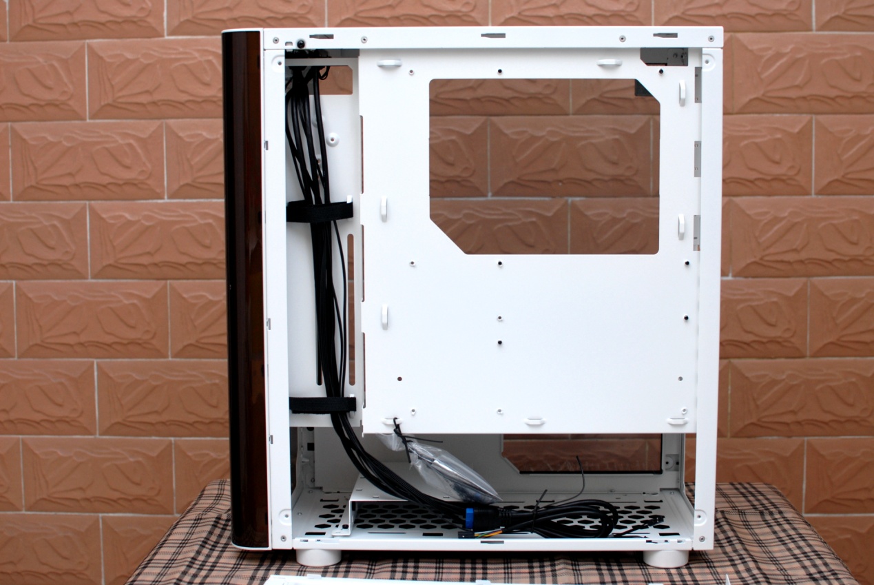 thermaltake机箱挑战者h6,真材实料看得到的产品