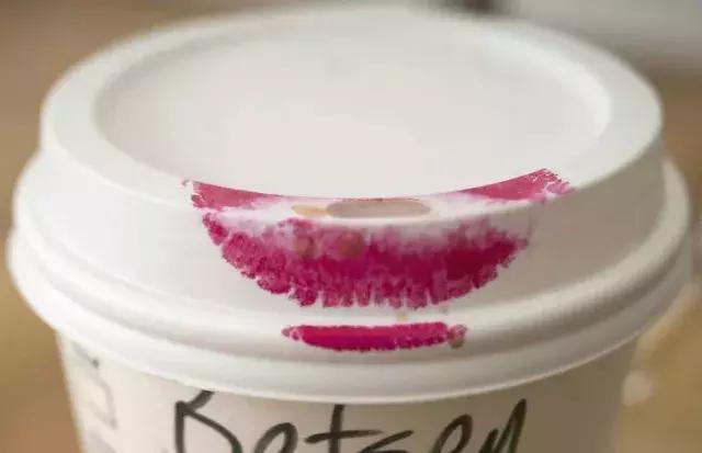 涂口红容易掉色怎么办,涂口红烂嘴了怎么办