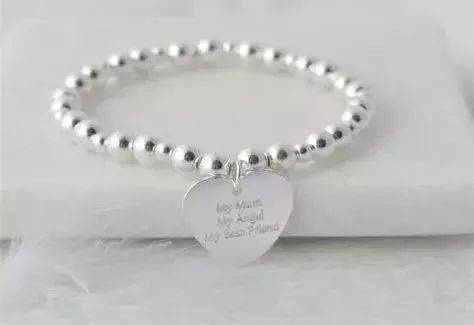 本命年右手戴什么水晶,本命年要戴什么在手上