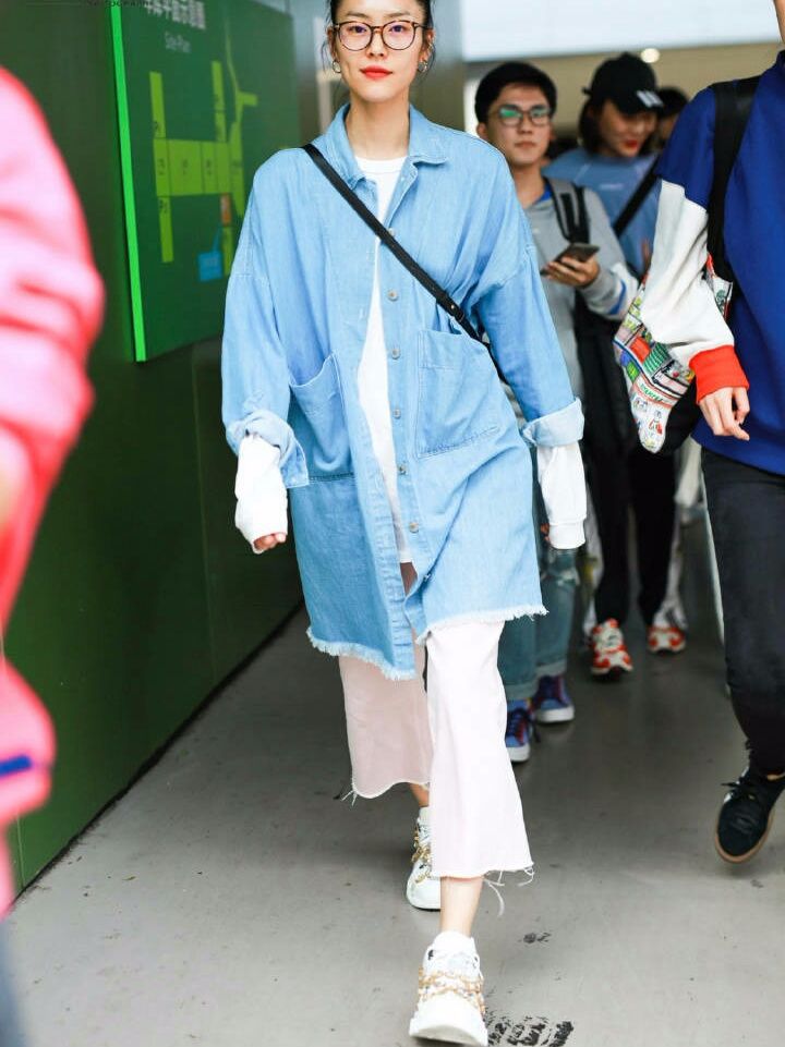 刘雯大胆换上寸头,刘雯一刀切发型