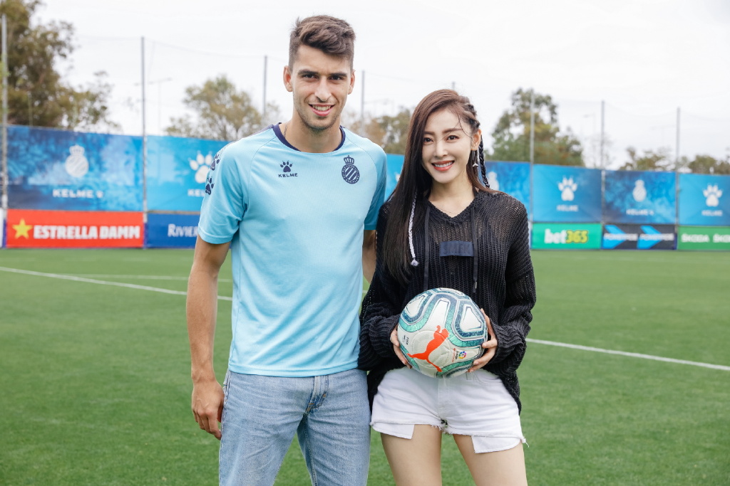 张天爱大胆穿搭走红毯,张天爱黑色polo衫搭运动裤子