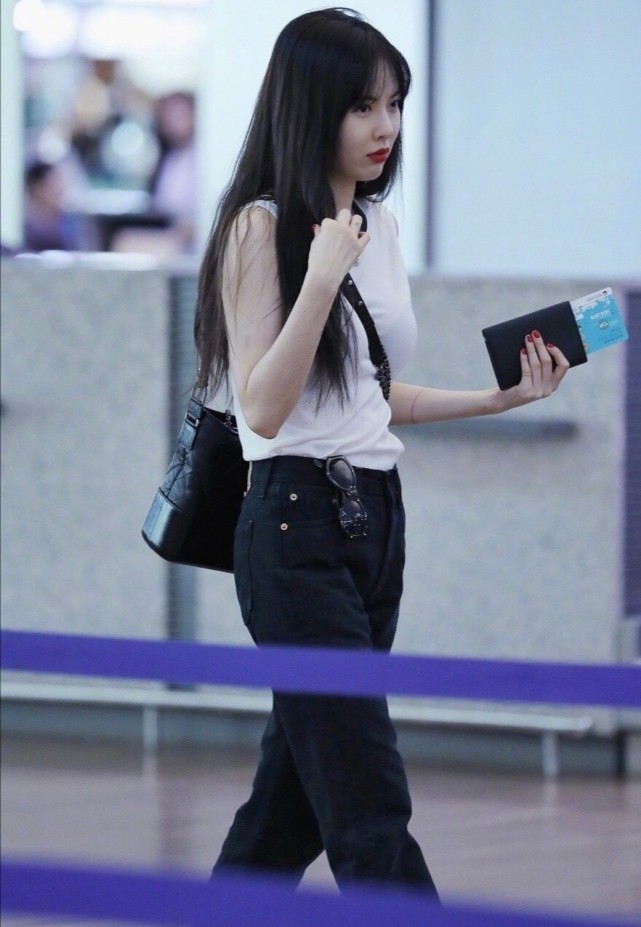 金泫雅穿蓝色衣服表演怎样啊,金泫雅黑衣服走路