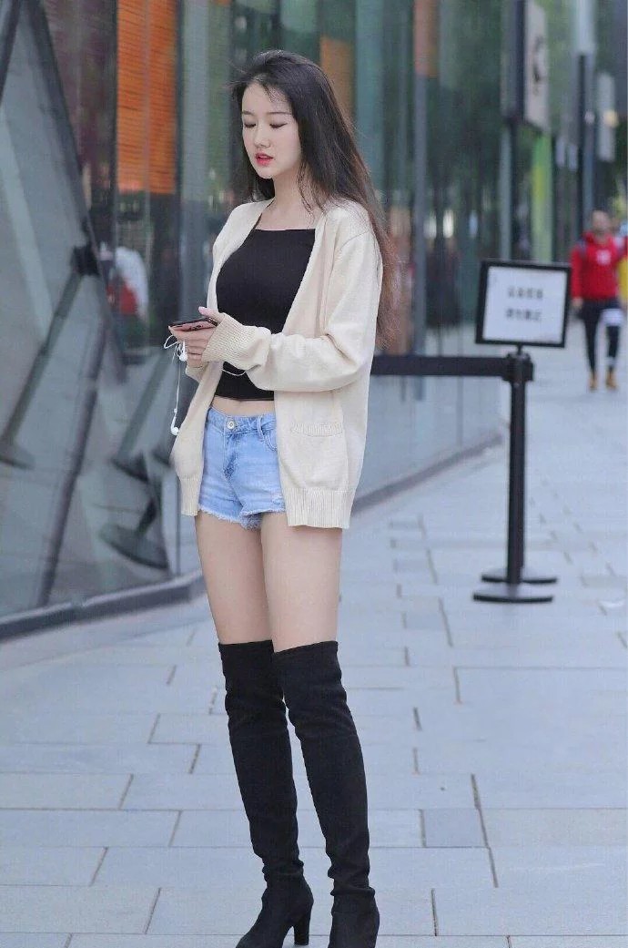 夏天37度,还敢把脚捂得这么“严实”,换我早脱扔了