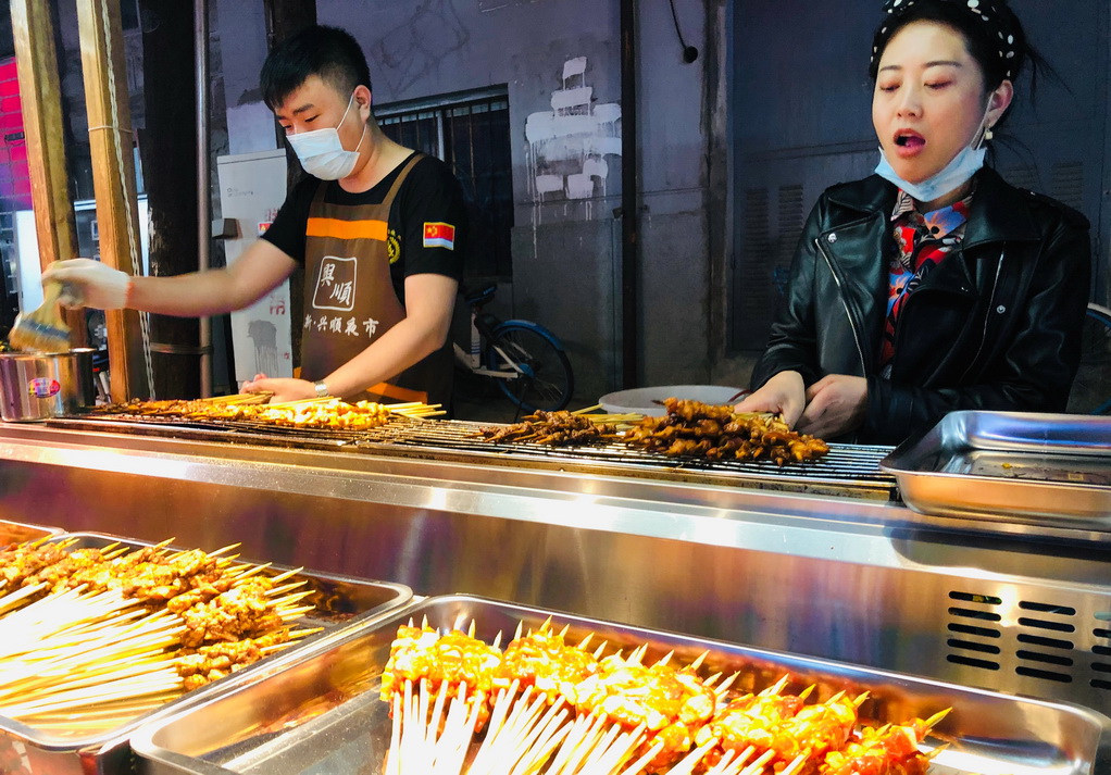 阜新夜市烤肉火爆：大串15元两，小串10元仨，也说说你那嘎达啥价