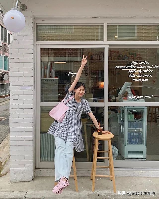 拍照不敢看镜头是自卑吗,拍照不会摆pose这些姿势超好看