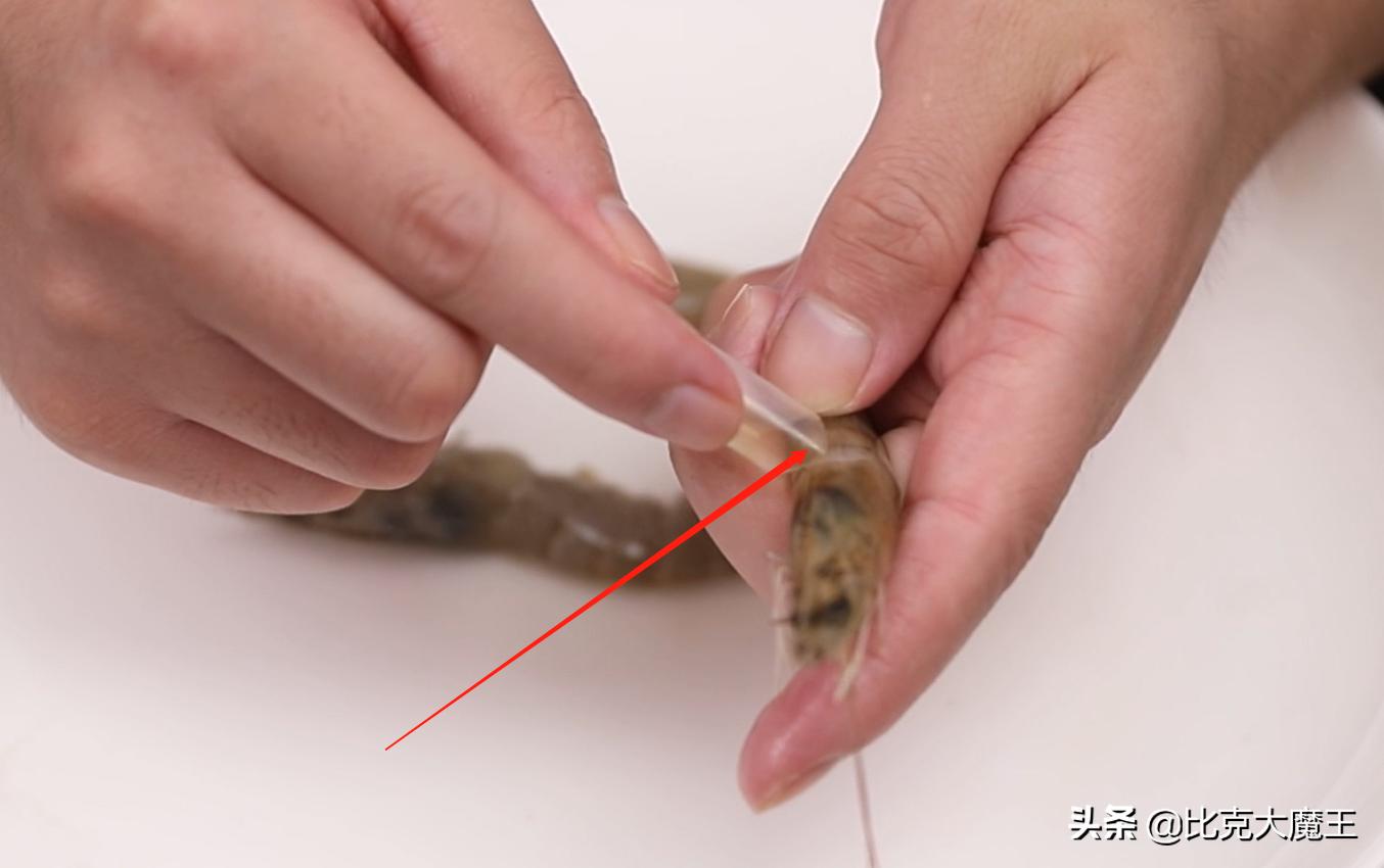 吸管挑虾线去虾头,去虾线别把虾掰断了