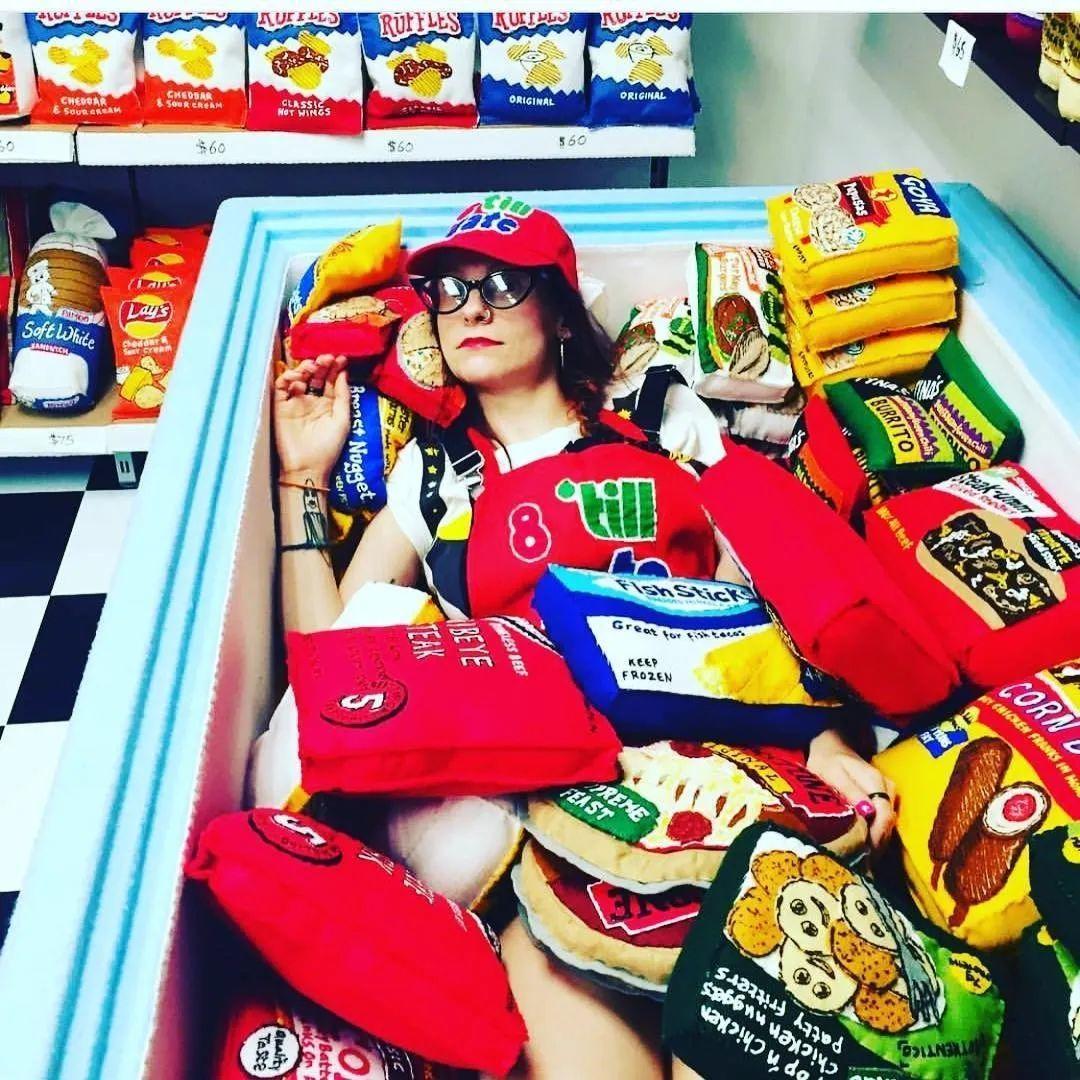 艺术家用一块布打造便利店、情趣用品店...生意却异常火爆