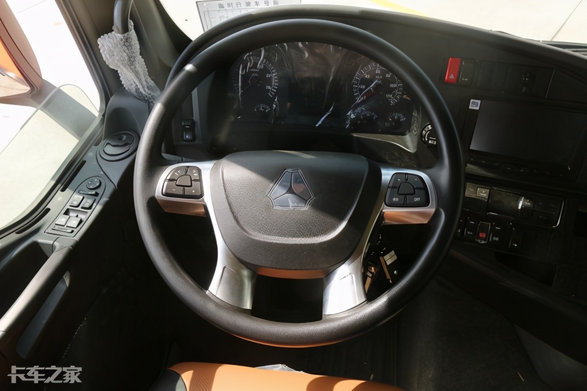 汕德卡600升双腔油箱,600升双腔油箱