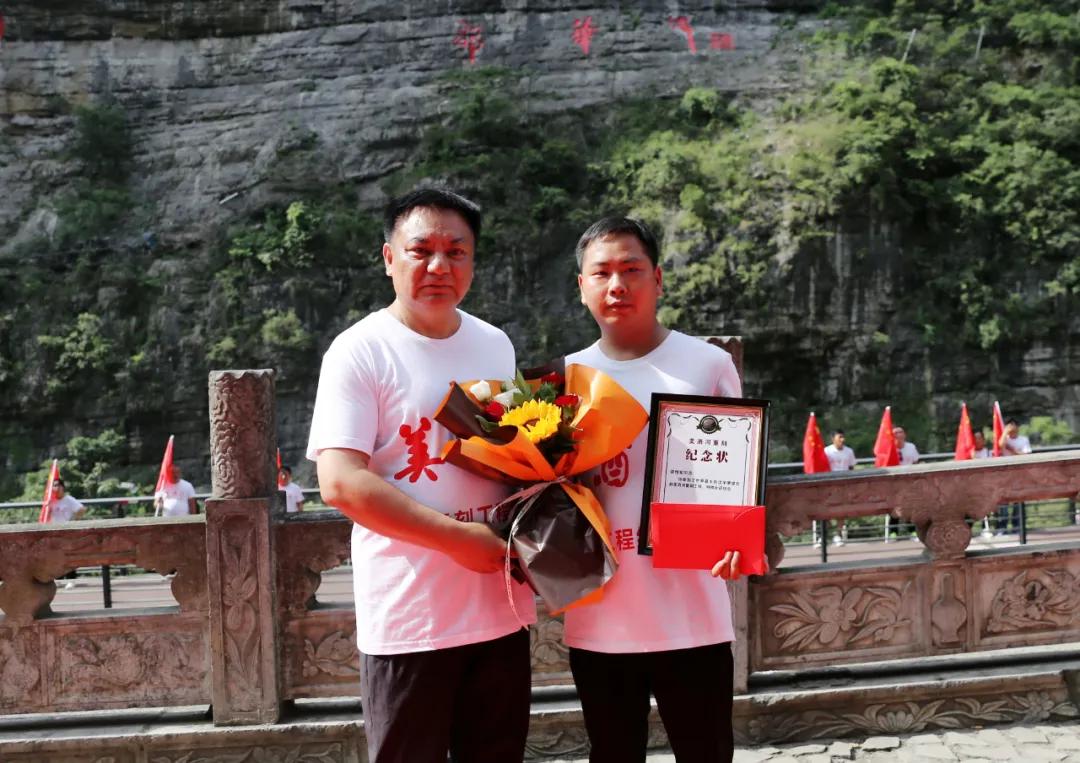 美酒河摩崖石刻在哪里观看,世界纪录最大山体雕刻