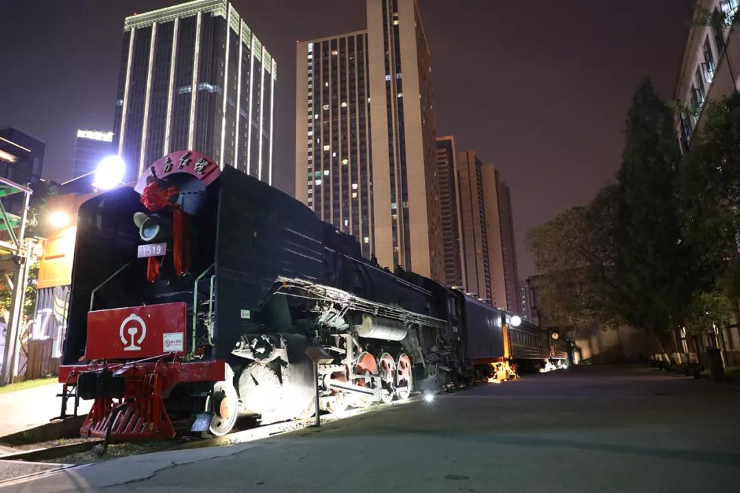 “当当......”快上车，成都的夜生活开始了