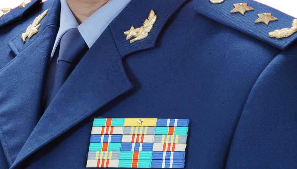 教你如何识别我军军官的级别大小，只看胸前的资历章就行了